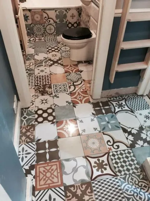 Tips Memilih Keramik Kamar Mandi dan 8 Pilihan Motifnya. Anti Kepleset dan Bisa Tabrak Warna 26