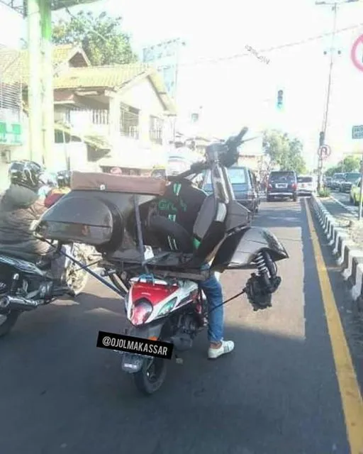Rela Lakukan Apa Saja demi Pekerjaan, 11 Kekocakan Orang ini Layak Diapresiasi. Totalitas! 14