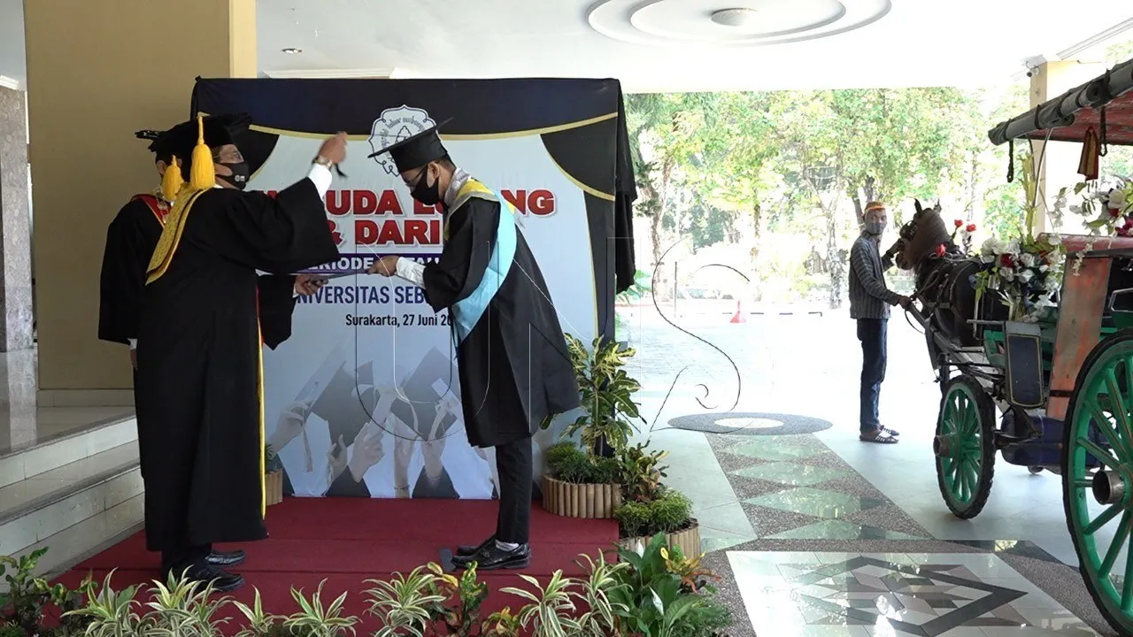 Dari Wisuda Drive Thru sampai Gunakan Gim Minecraft, ini Beragam Cara Unik Wisuda Semasa Pandemi 11