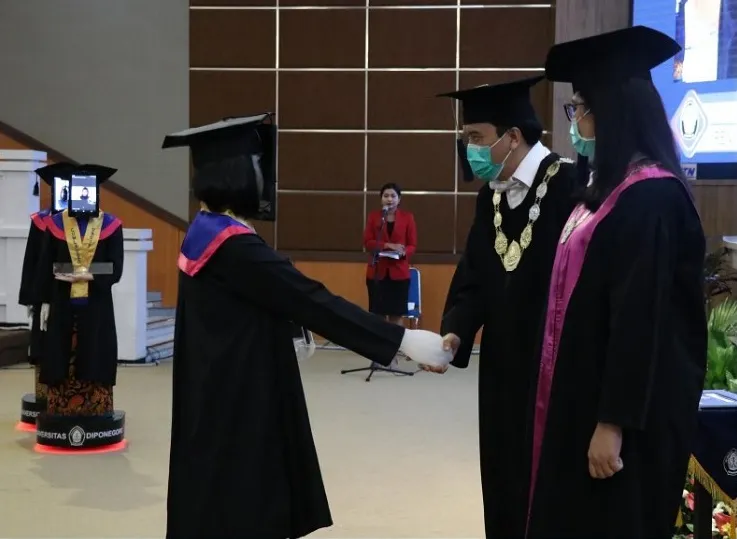 Dari Wisuda Drive Thru sampai Gunakan Gim Minecraft, ini Beragam Cara Unik Wisuda Semasa Pandemi 12