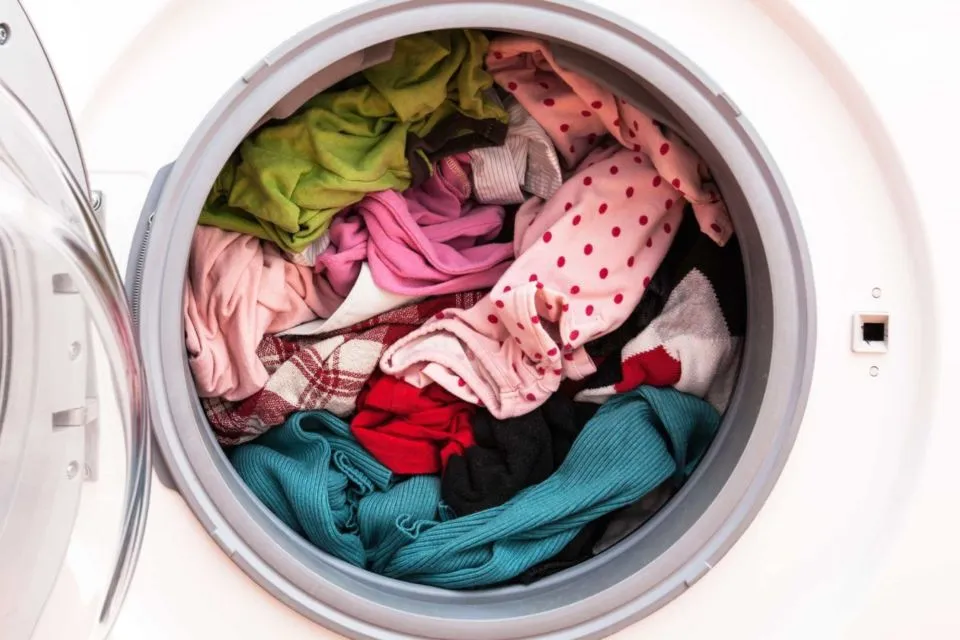Jangan Lakukan 7 Hal ini Saat Menjemur Pakaian. Bikin Warna Cepat Pudar dan Bahannya Melar 8