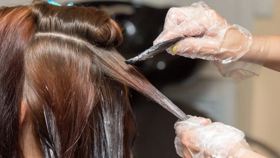 7 Mitos dan Fakta Tentang Rambut Uban. Memangnya Kalau Dicabut, Tumbuhnya Jadi Banyakan? 13