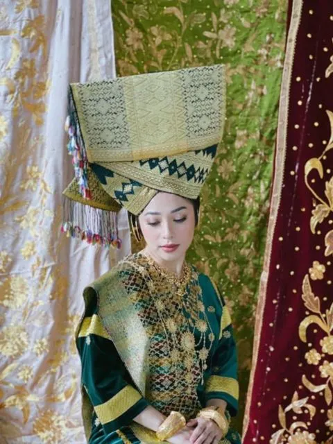 Nikita Willy-Indra Priawan Pre-wedding Kenakan Baju Adat, Intip yuk Detail Busana dan Mahkotanya! 7