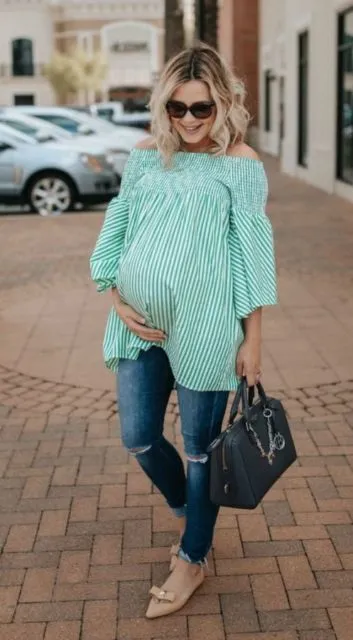 7+ Inspirasi Maternity Style Mama dengan Denim. Bikin Kelihatan Gemas, Kayak Masih ABG 13
