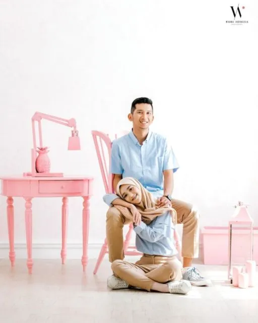 7 Ide Prewedding Berbaju Kasual dalam Ruangan. Konsepnya Santai tapi Tetap Elegan 9