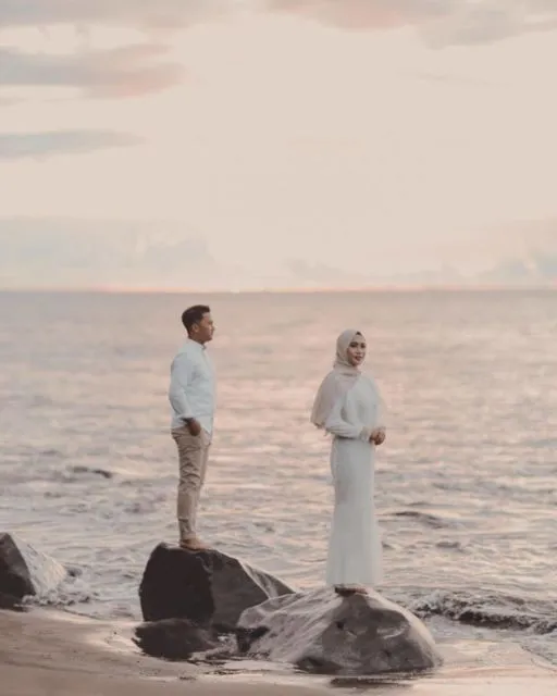 15 Ide Pre-wedding Berlatar Senja. Jaminan Indah dan Romantis Tanpa Banyak Usaha~ 20