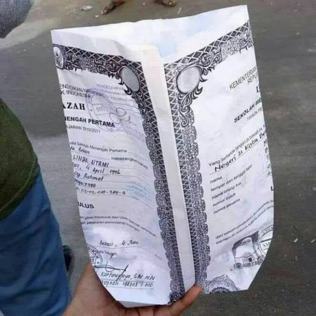 Dari Hasil Ujian Sampai Ijazah, inilah 11 Kertas Nggak Terduga yang Jadi Bungkus Gorengan 12