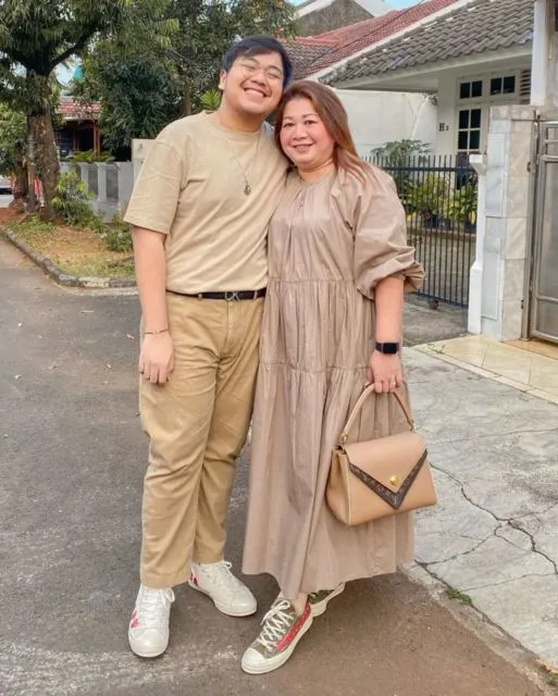 Kekompakan Keluarga Abel Cantika dalam Berpakaian; Ibu Sama Anak Serasi! 16