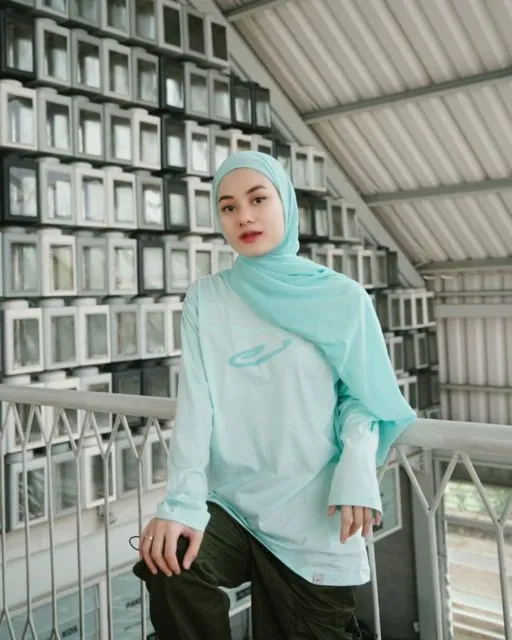 Tips dan Trik Tampil Percaya Diri dengan Gaya Hijab Ala Dinda Hauw. Penting Nih! 7
