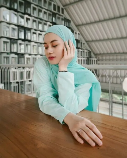 Tips dan Trik Tampil Percaya Diri dengan Gaya Hijab Ala Dinda Hauw. Penting Nih! 6