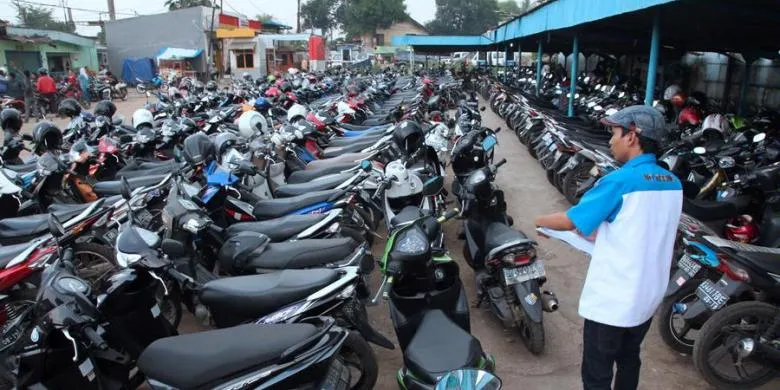 Memahami Kesulitan Cewek Saat Ngeluarin Motor dari Parkiran. Bantuin kek, Malah Diledekin! :( 8