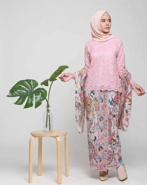 5 Potret Hijabers yang Sukses Tampil Feminin dengan Kebaya Selendang. Jadi Elegan Gitu! 7