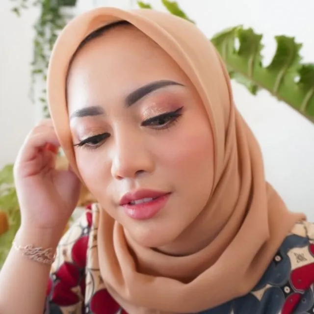 Potret Terkini Rachel Vennya dengan Kacamata dan Pashminanya. Cantik Banget, Buna! 17