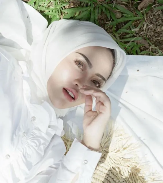 Potret Terkini Rachel Vennya dengan Kacamata dan Pashminanya. Cantik Banget, Buna! 15