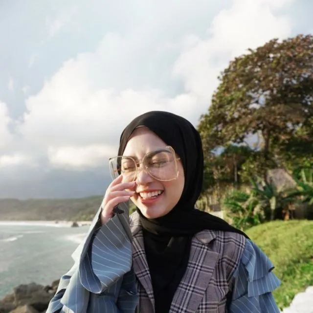 Potret Terkini Rachel Vennya dengan Kacamata dan Pashminanya. Cantik Banget, Buna! 14