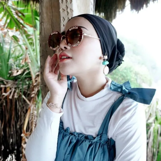 Potret Terkini Rachel Vennya dengan Kacamata dan Pashminanya. Cantik Banget, Buna! 16