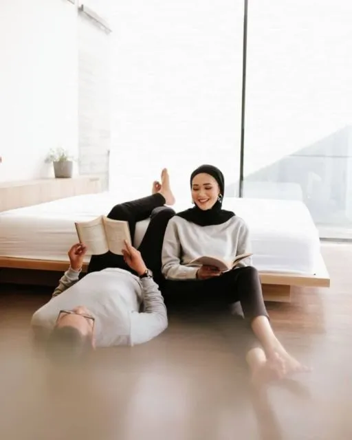 7 Ide Prewedding Berbaju Kasual dalam Ruangan. Konsepnya Santai tapi Tetap Elegan 14