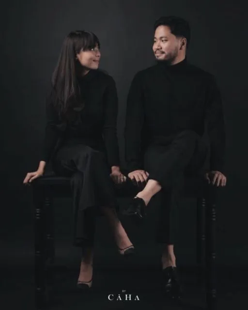 7 Ide Prewedding Berbaju Kasual dalam Ruangan. Konsepnya Santai tapi Tetap Elegan 13