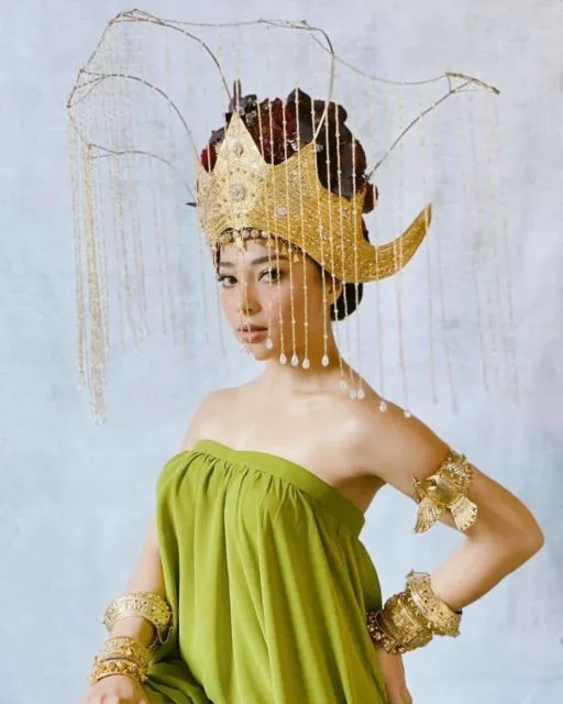 Nikita Willy-Indra Priawan Pre-wedding Kenakan Baju Adat, Intip yuk Detail Busana dan Mahkotanya! 5