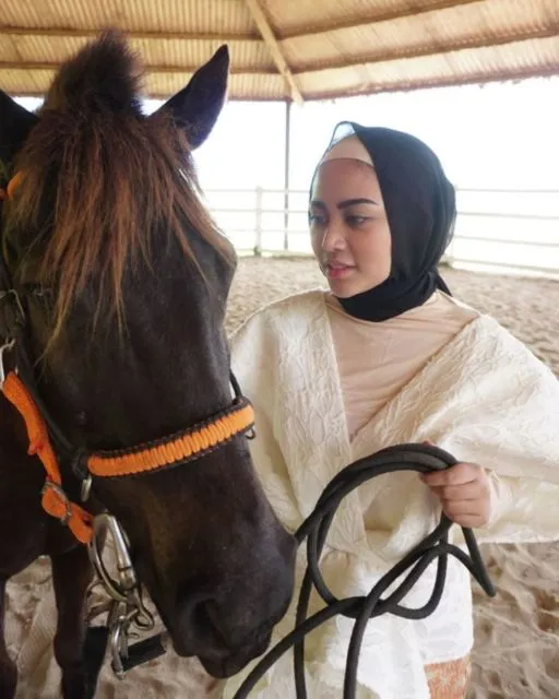 Potret Terkini Rachel Vennya dengan Kacamata dan Pashminanya. Cantik Banget, Buna! 12