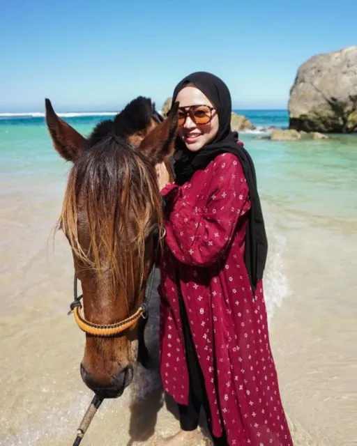 Potret Terkini Rachel Vennya dengan Kacamata dan Pashminanya. Cantik Banget, Buna! 11