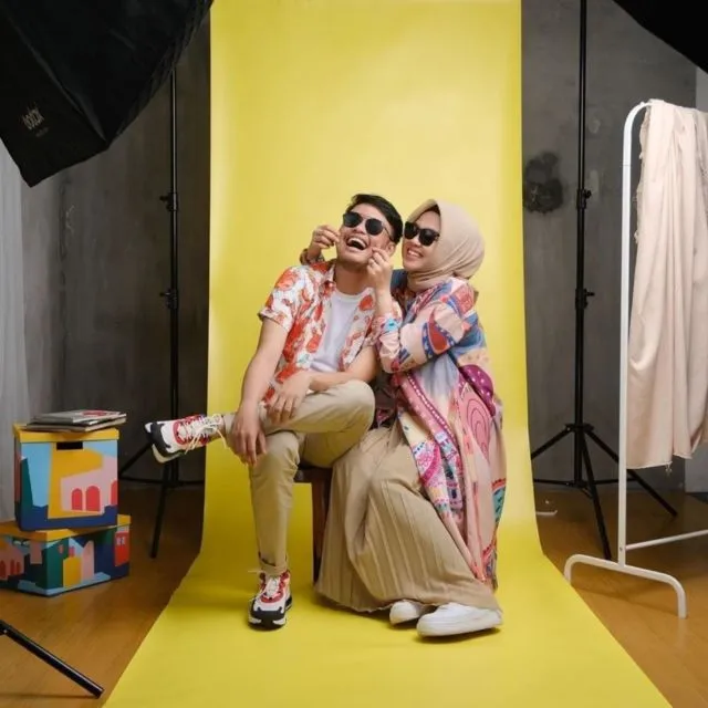 7 Ide Prewedding Berbaju Kasual dalam Ruangan. Konsepnya Santai tapi Tetap Elegan 12
