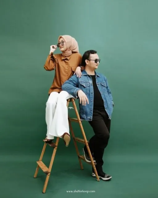7 Ide Prewedding Berbaju Kasual dalam Ruangan. Konsepnya Santai tapi Tetap Elegan 11