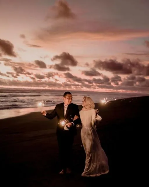15 Ide Pre-wedding Berlatar Senja. Jaminan Indah dan Romantis Tanpa Banyak Usaha~ 16
