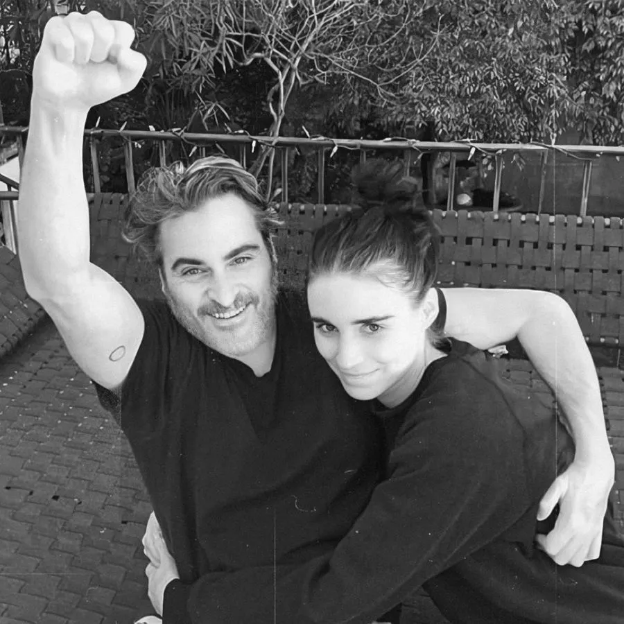 Selamat! Joaquin Phoenix dan Rooney Mara Dikaruniai Anak Pertama. Namanya Sangat Berarti 3