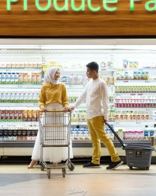 7 Ide Prewedding Berbaju Kasual dalam Ruangan. Konsepnya Santai tapi Tetap Elegan 10