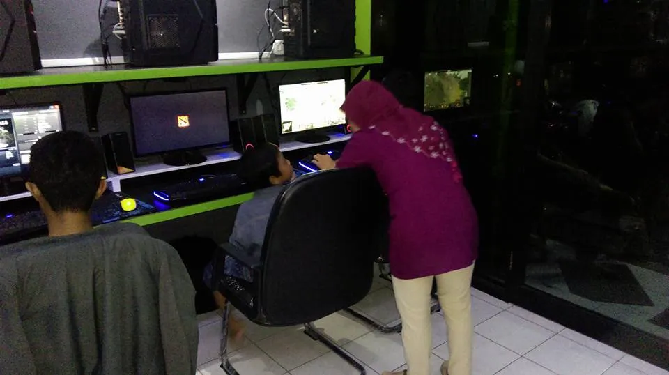 11 Potret Kocak Emak-Emak Hobi Main Game. Wajar kok, Sekarang Zamannya E-Sport, Guys~ 11