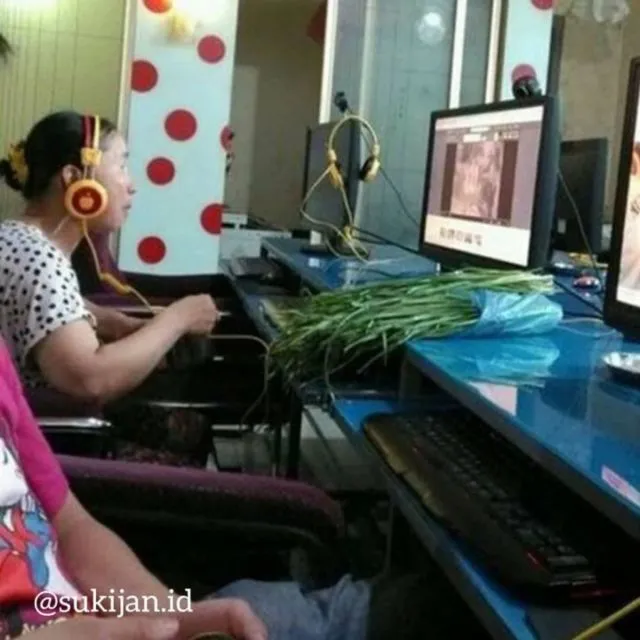 11 Potret Kocak Emak-Emak Hobi Main Game. Wajar kok, Sekarang Zamannya E-Sport, Guys~ 14