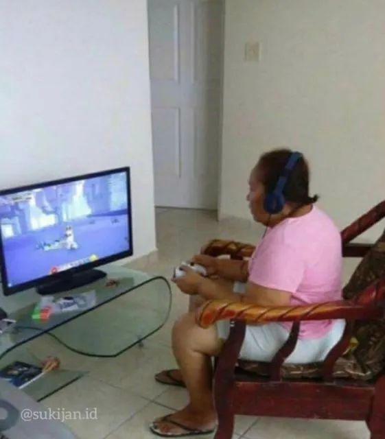 11 Potret Kocak Emak-Emak Hobi Main Game. Wajar kok, Sekarang Zamannya E-Sport, Guys~ 12