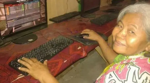 11 Potret Kocak Emak-Emak Hobi Main Game. Wajar kok, Sekarang Zamannya E-Sport, Guys~ 17
