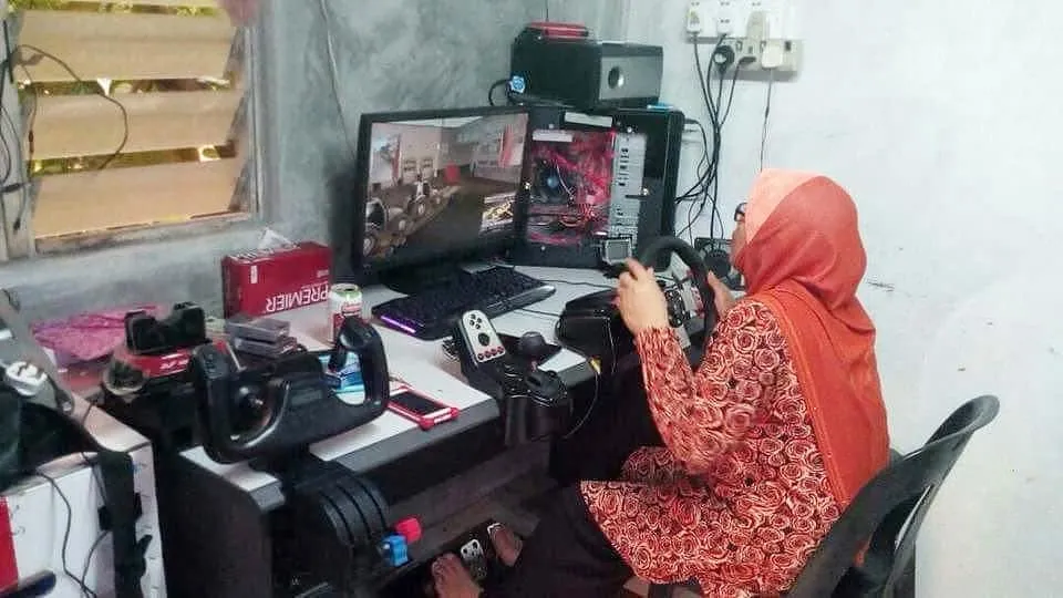 11 Potret Kocak Emak-Emak Hobi Main Game. Wajar kok, Sekarang Zamannya E-Sport, Guys~ 18