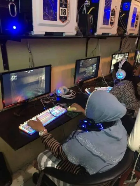 11 Potret Kocak Emak-Emak Hobi Main Game. Wajar kok, Sekarang Zamannya E-Sport, Guys~ 15