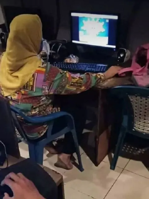 11 Potret Kocak Emak-Emak Hobi Main Game. Wajar kok, Sekarang Zamannya E-Sport, Guys~ 19