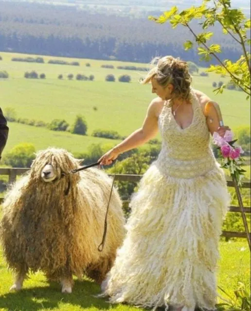 12 Contoh Baju Nikah yang Bikin Salfok. Bingung, ini Konsepnya Gimana sih Sebenarnya? 21