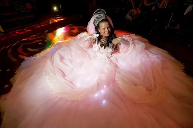 12 Contoh Baju Nikah yang Bikin Salfok. Bingung, ini Konsepnya Gimana sih Sebenarnya? 24