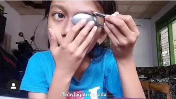 11 Potret Kocak Perjuangan Cewek Bikin Alis. Usaha untuk Jadi Cantik Begini, Jangan Diketawain, ya! 19