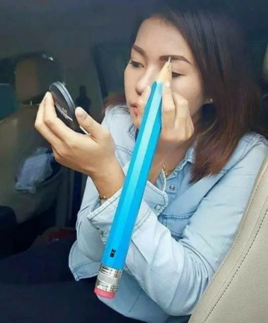11 Potret Kocak Perjuangan Cewek Bikin Alis. Usaha untuk Jadi Cantik Begini, Jangan Diketawain, ya! 20