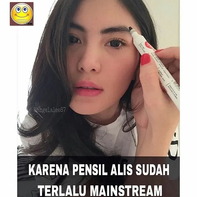 11 Potret Kocak Perjuangan Cewek Bikin Alis. Usaha untuk Jadi Cantik Begini, Jangan Diketawain, ya! 16