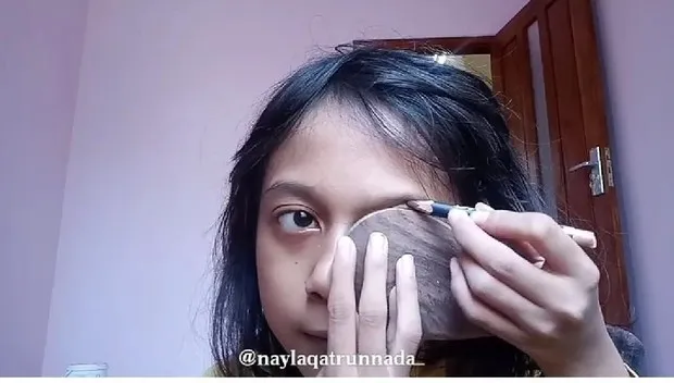11 Potret Kocak Perjuangan Cewek Bikin Alis. Usaha untuk Jadi Cantik Begini, Jangan Diketawain, ya! 18
