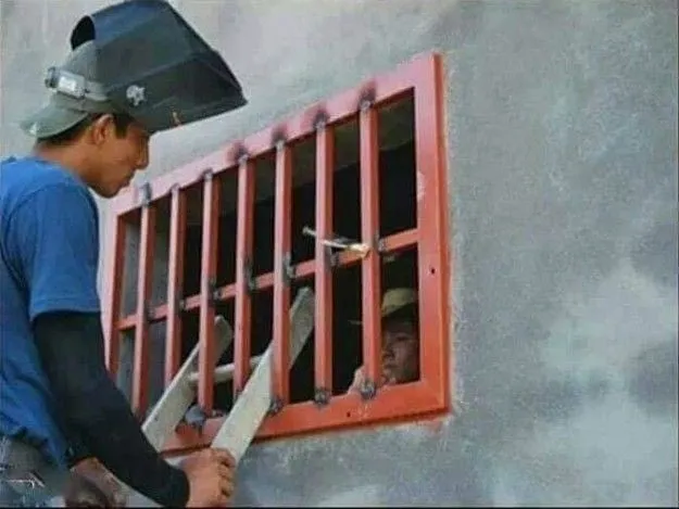 Maling Bakal Nggak Jadi Beraksi Kalau Lihat 11 Jendela Kocak ini. Desainnya kok Gitu sih, Heran deh! 17