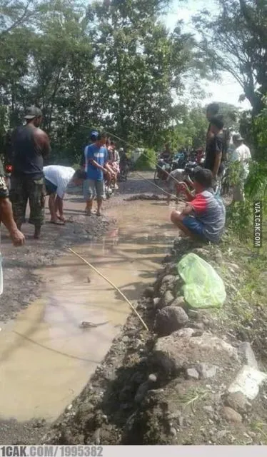 11 Kelakuan Kocak Orang Saat Mancing. Istri Mana yang Nggak Heran Lihat Lakinya Punya Hobi Begini? 19