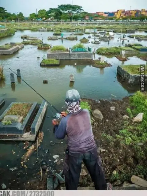 11 Kelakuan Kocak Orang Saat Mancing. Istri Mana yang Nggak Heran Lihat Lakinya Punya Hobi Begini? 15