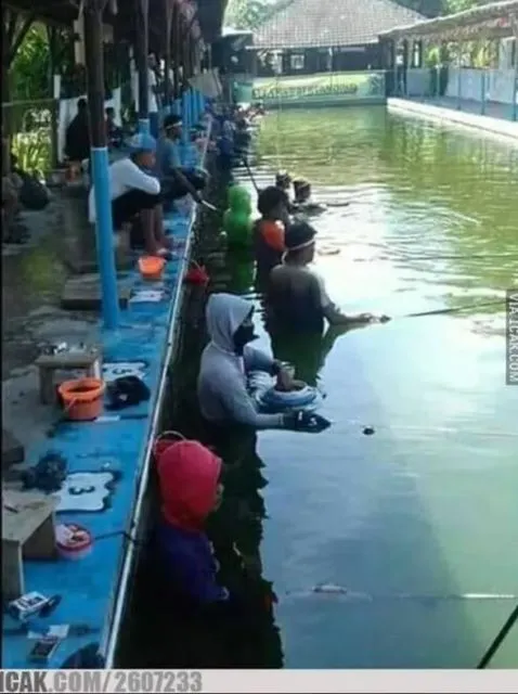 11 Kelakuan Kocak Orang Saat Mancing. Istri Mana yang Nggak Heran Lihat Lakinya Punya Hobi Begini? 20