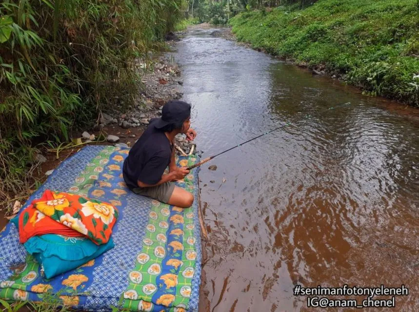 11 Kelakuan Kocak Orang Saat Mancing. Istri Mana yang Nggak Heran Lihat Lakinya Punya Hobi Begini? 18