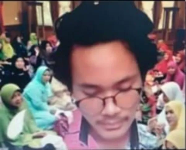 Mainan Background Zoom Saat Ospek, 11 Potret Maba ini Bikin Ngakak. Bercanda Terooos~ :D 15