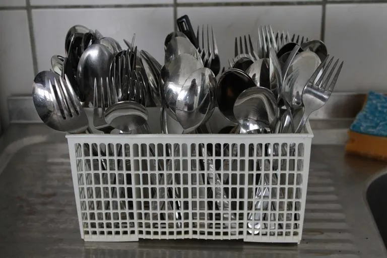 7 Penataan Lemari Dapur ini Jangan Ditiru, Justru Bikin 'Umpek-umpekan' dan Terkesan Penuh 9